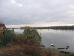 Novi BanovciDunav97的享有湖泊和水中船只的景色