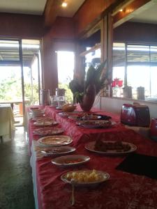 安加罗阿图帕酒店的桌子上一排长排的盘子