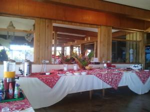 安加罗阿图帕酒店的一张桌子,上面有红白的桌布