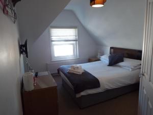 伯恩茅斯韦斯特比旅馆的一间小卧室,配有床和窗户