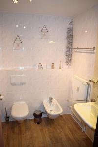 霍恩维舍多夫Ferienwohnung Gaffelschoner的白色的浴室设有卫生间和水槽。