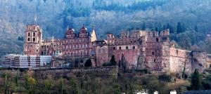 海德堡Wohnung am Neckar的一座位于山顶的古老城堡