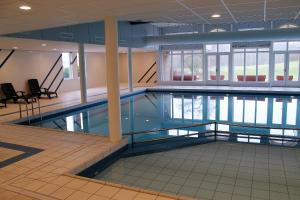 Appartement De Vrijbuiter, Resort Amelander Kaap内部或周边的泳池
