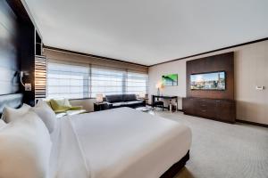拉斯维加斯维达拉喷气奢华酒店的一间带白色大床的卧室和一间客厅