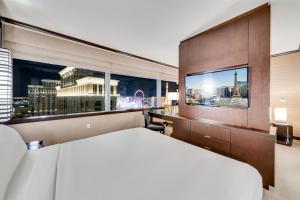 拉斯维加斯维达拉喷气奢华酒店的一间卧室设有一张床和一个大窗户