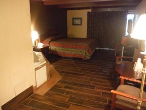 Budgetel Inn & Suites Hotel客房内的一张或多张床位