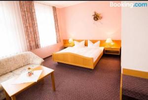 格里马Hotel Goldenes Schiff的酒店客房,配有床和沙发