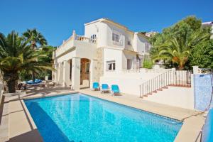 特乌拉达Casa del Campo - sea view villa with private pool in Moraira的别墅前设有游泳池