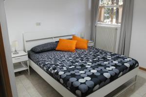 贝拉诺gli oleandri的一张床上有两个橙色枕头的房间