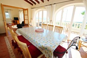 特乌拉达Casa del Campo - sea view villa with private pool in Moraira的享有美景的带桌椅的用餐室