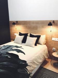 瓦伦西亚Paz Velvet, Espectacular Piso en Calle La Paz的一间卧室配有一张带黑白枕头的床