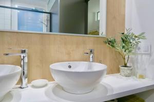 瓦伦西亚Paz Velvet, Espectacular Piso en Calle La Paz的浴室设有白色水槽和镜子
