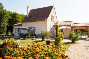 卡斯泰尔诺拉沙佩尔Villa idéale pour 6 vacanciers en Périgord noir的一座带花园和鲜花的房子