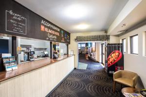Villawood维拉伍德酒店的一间设有柜台和酒吧的快餐店