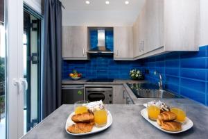 阿普索斯Dorotea Luxury Rooms的厨房配有两盘糕点和橙汁