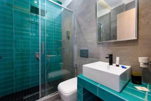 阿普索斯Dorotea Luxury Rooms的一间带水槽和玻璃淋浴的浴室