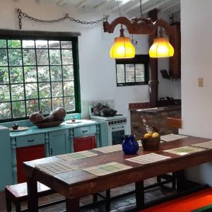 波哥大Cedron Hostel的一间厨房,内设一张木桌