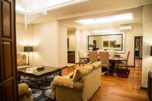 梭罗Hotel Diamond的客厅配有沙发和桌子