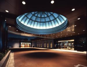 东京东京东方21世纪酒店的大型客房,设有玻璃天花板和建筑