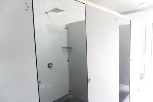 玛拉豪Adventure Inn Marahau的一间带玻璃淋浴间和篮球架的浴室