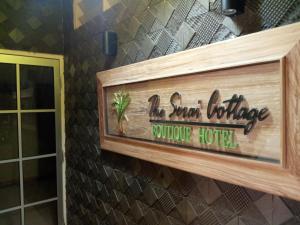 甘榜贡巴达The Serai Cottage Transit Hotel的餐厅墙上的标志