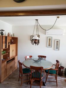 蒙得维的亚Achiras 1432的一间带桌椅的用餐室