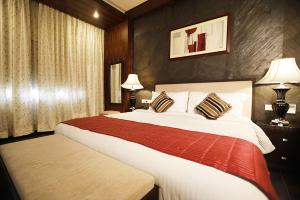 布巴内什瓦尔HOTEL EXCELLENCY的酒店客房 - 带一张大床和两个枕头