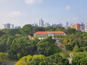 新加坡YWCA Fort Canning的一座位于城市背景公园内的建筑