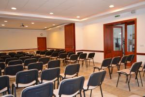 瓦茨阿兰中央会议旅馆的教室里一排椅子的房间