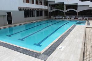 贾夫纳瓦拉姆普利酒店的蓝色海水大型游泳池