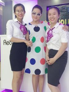 胡志明市Ha Noi Hotel near Tan Son Nhat International Airport的一组3名妇女彼此相邻