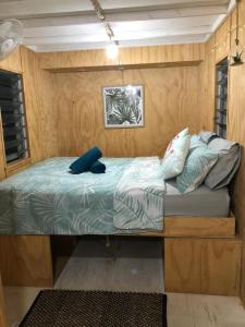 耐莉湾SEA-green的木墙客房的一张床位