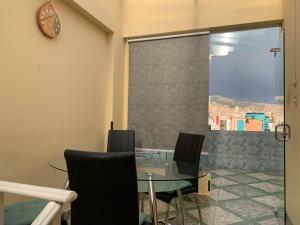 拉巴斯阿兰达维斯塔住宿加早餐旅馆的一间设有玻璃桌和椅子的用餐室