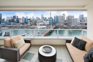悉尼达令港逍遥游酒店的阳台设有两张沙发,享有城市美景