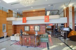 花莲市花莲香城大饭店的设有一个配有楼梯的大堂和一间客厅。