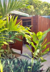 普普科亚夏威夷卡拉尼私人乡村民宿的花园内种植了绿色植物,设有木栅栏