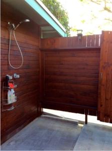 普普科亚夏威夷卡拉尼私人乡村民宿的浴室设有木墙和软管