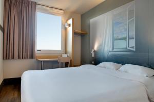 B&B HOTEL Châlons-en-Champagne客房内的一张或多张床位