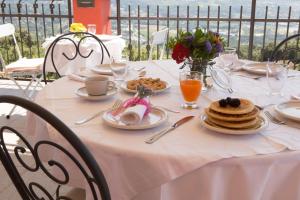 佩鲁贾春天住宿加早餐酒店的一张桌子,上面有白色的桌布,上面有早餐食品