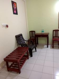 班加罗尔维加居住宾馆的一间设有两把椅子和一张桌子的等候室