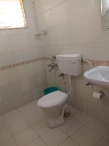 班加罗尔维加居住宾馆的一间带卫生间和水槽的浴室