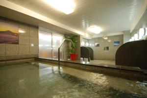 藤泽湘南藤泽法华俱乐部酒店的浴室的地板上设有水池