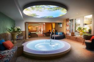 巴特维尔东根昆兰霍夫戈比酒店的一间大客房,中间设有浴缸