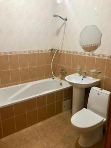 基辅Inn on Zhytomyrska的带浴缸、卫生间和盥洗盆的浴室