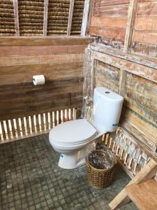 Gili GedeAlam Karang的木墙浴室设有卫生间