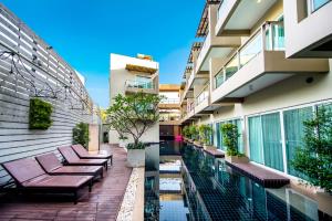 奥南海滩Navinda Krabi - SHA Plus的一个带长椅和游泳池的公寓庭院