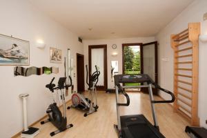 米拉诺黎莱斯莱昂多罗酒店的健身房设有跑步机,健身房提供健身自行车