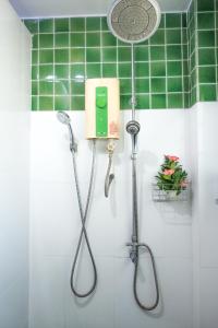 大城Plus Hostel Ayutthaya的浴室铺有绿色瓷砖,设有淋浴。