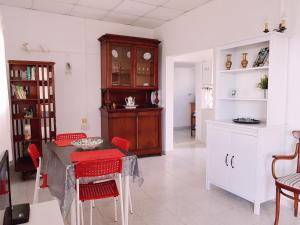圣地亚哥海滩Casa Kiko的一间厨房,里面配有桌子和红色椅子