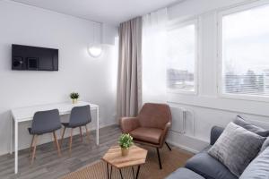 劳马Forenom Serviced Apartments Rauma Kaivopuisto的客厅配有沙发和桌椅